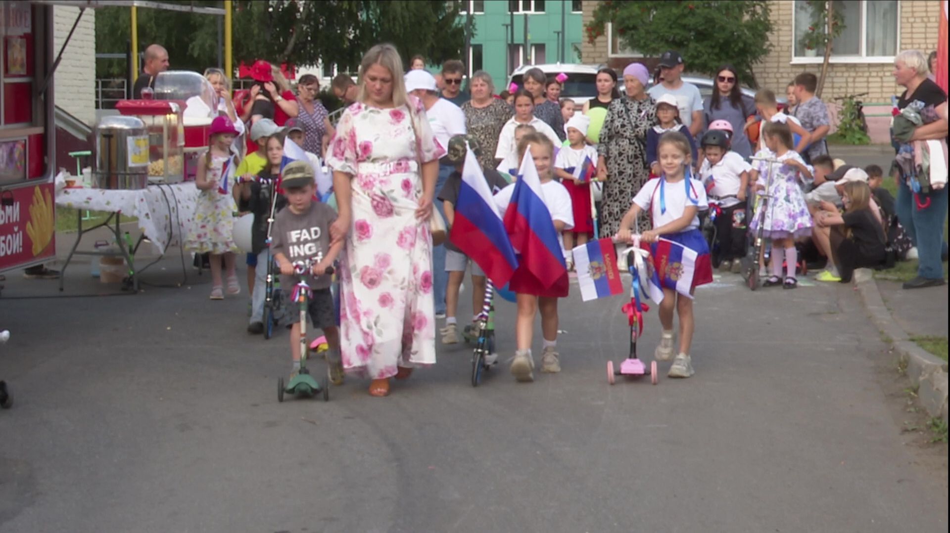В дворе домов по улице Карла Маркса и Гагарина состоялся парад колясок, велосипедов и самокатов