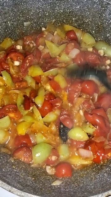 Яичница с помидорами Черри и болгарским перцем