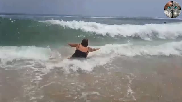 Бодрящее утро 🌞 Морские волны сбивают с ног 🌊