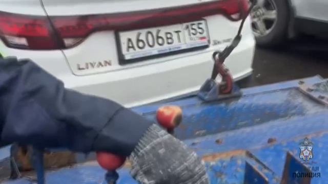 Парковка на пешеходном переходе у дома № 11/1 по улице Волочаевской