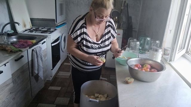Зря НАДЕЯЛАСЬ. Будет начинка зимой. Сметана в процессе.