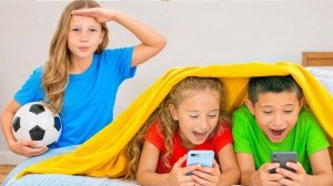 Настя и активные игры с друзьями против телефона