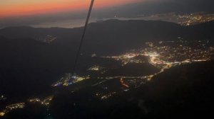 От 1200 метров вниз по канатной дороге на фуникулере, уже ночь, сильный ветер, вид на Голубую лагуну