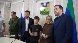 В Хасавюрте семье погибшего участника спецоперации Саида Абдурашидова передали медаль Суворова