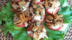 Закуска из помидоров с мидиями. Вкусно, просто, сытно.