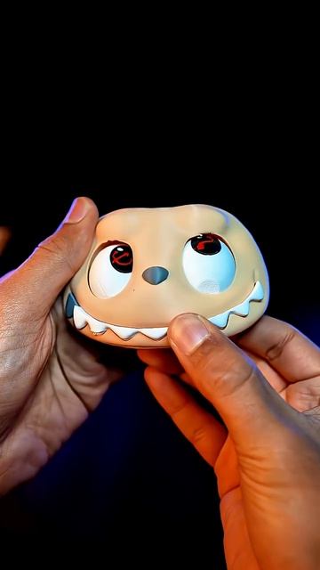 Гигантский напечатанный на 3D-принтере Лабубу-Архангел.
