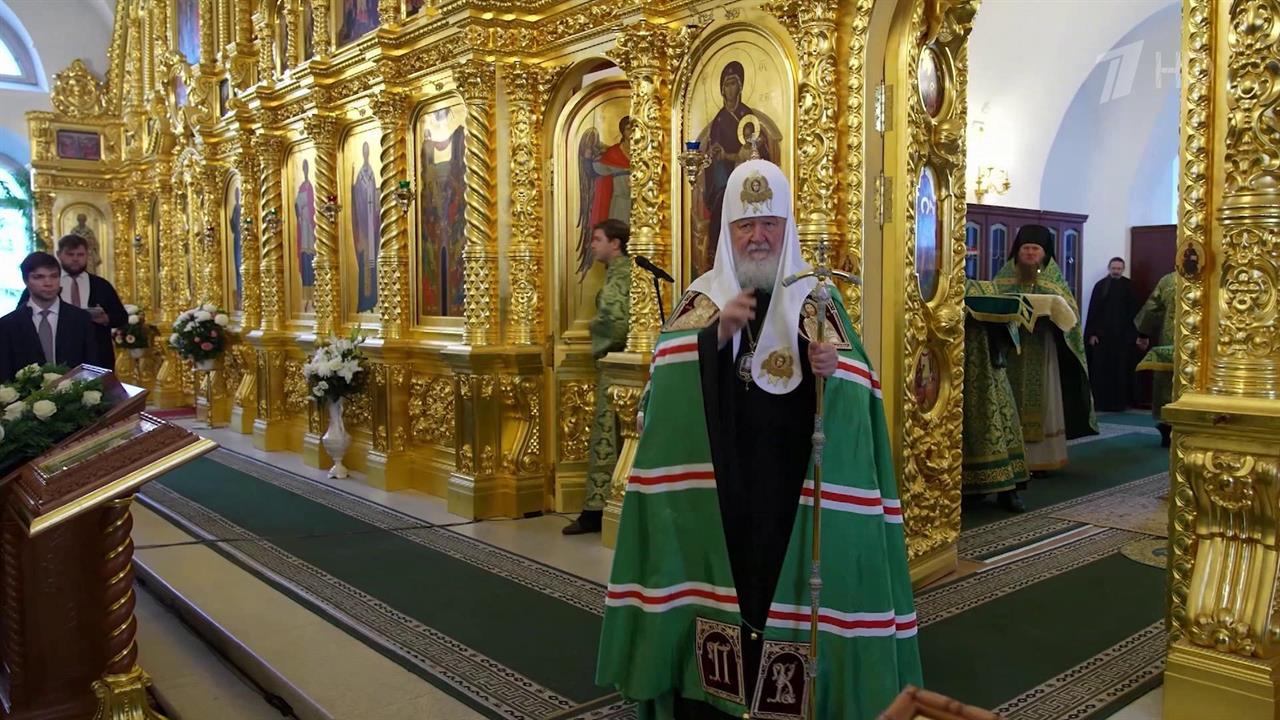 Патриарх Кирилл совершил литургию в Спасо-Преображенском Соловецком монастыре.