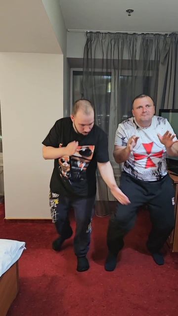 танцуют