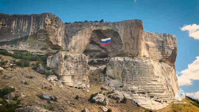 Крымские спасатели объединились под Государственным флагом на скалах Качи-Кальона