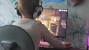 сижу с герой в комнате своей