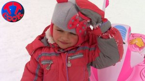 ХЕЛЛО КИТТИ и Кукла Беби Бон СНЕЖНАЯ ГОРКА Катаемся Видео для детей HELLO KITTY & Baby Bor