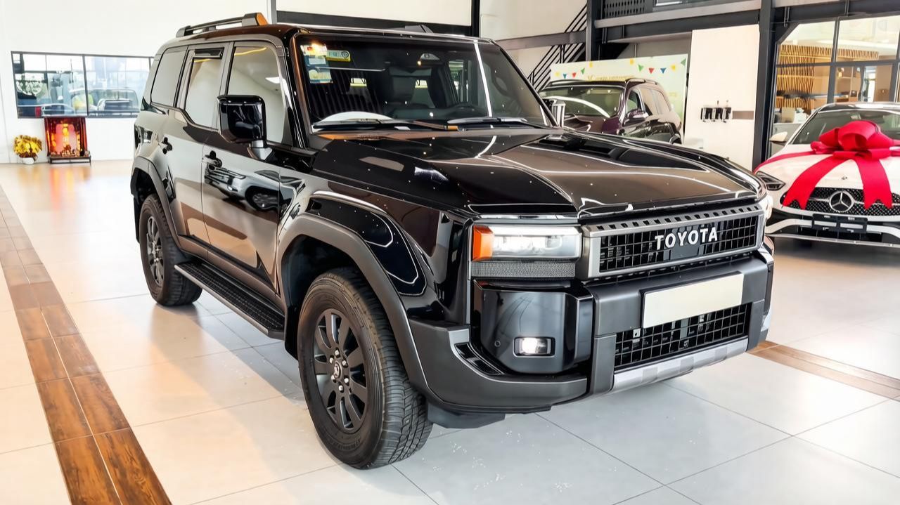 Toyota Land Cruiser Prado LC250 в черном цвете, отличный внедорожник! Обзор автомобилей