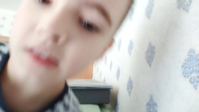 делаем дерьмовый шалаш из подушек и одеял  .