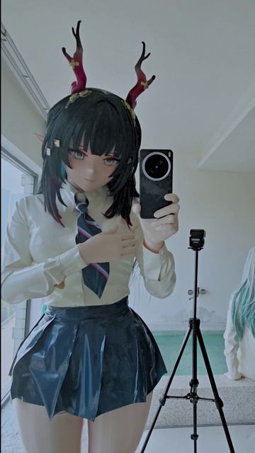 Дракон-жена в латексной школьной форме.) #cosplay #arknights #kigurumi #kigurumimask #kigurumidoll