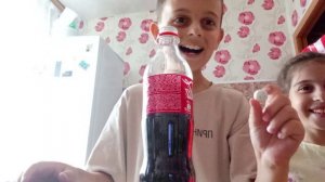 мы сделали эксперимент на ментоса и на колу и кола шипела. ТЕЛЕКАНАЛ СУРЕНТОН!!!