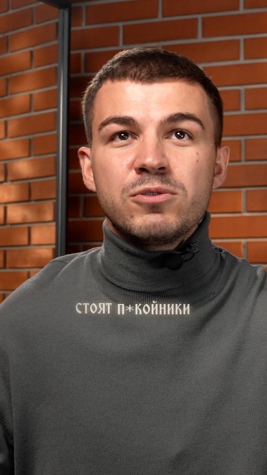 За мной стоят