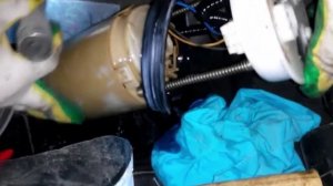 Ух ничего себе. Замена топливного фильтра в баке. (Honda CR-V 2002-2006) (Replacing the fuel filter)