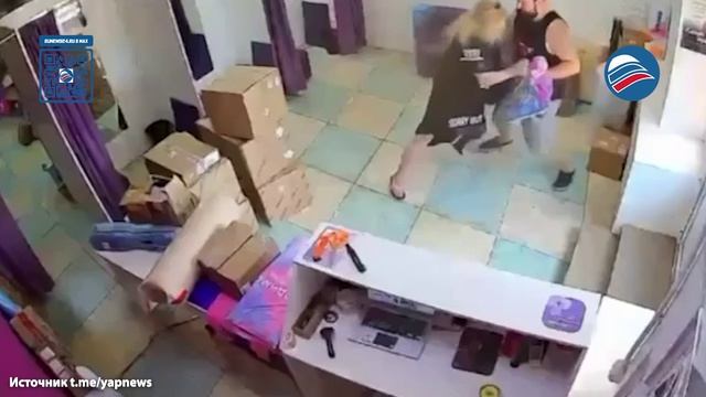Упала на входе: пьяная сотрудница ПВЗ шокировала клиентов в первый же день в Подмосковье