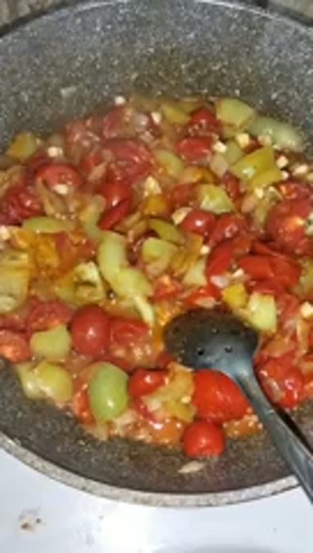 Яичница с помидорами Черри и болгарским перцем