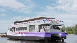 Спуск на воду пассажирского катамарана в Самаре