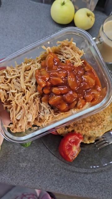 Сегодня прям без мяса я 😌
Завтрак такой же
А вот на обед вермишель, жареная с ветчиной и яйцом,