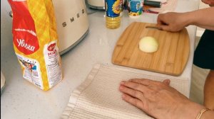 Пеку блины на сметане для детей… #мамаотличника #блинынасметане