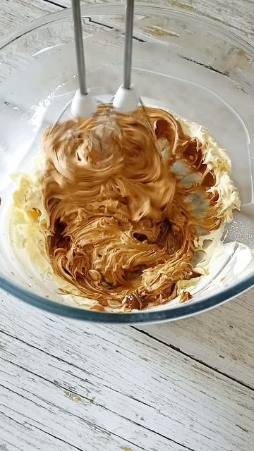 Шоколадный крем с варёной сгущёнкой.