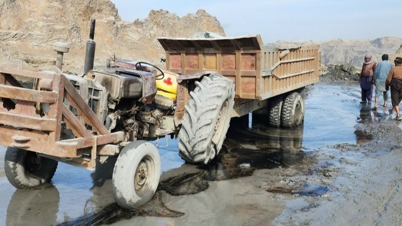Сломалась ось на тракторе из-за перегруза. Замена своими руками. Пакистан