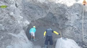 Строительство, шахтёры добывают песок в карьере