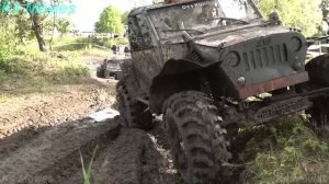Безумный замес спецтехники и джипов 4х4 на жестком оффроуде