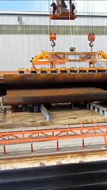 Перемещение труб большого диаметра выкуумной траверсой Vaculifter