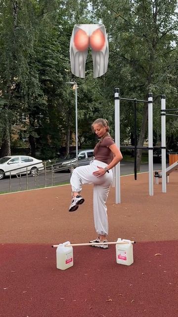 Оправданий больше нет! 🔥 Качаем ягодицы дома со штангой из канистр