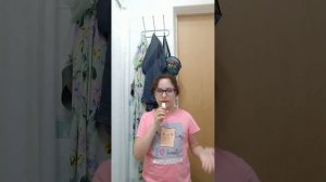 Алëнушка снимает видео на своëм телефоне для мамы и папы.