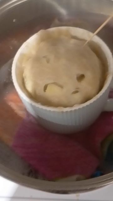 Делаю кекс в кружке: 1 с яблоком и корицей, 2 с какао