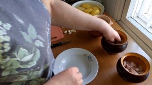 Жаркое в горшочках .