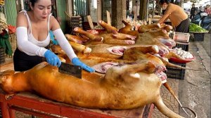 Каждый день на тротуарах открыто продают сотни собак.