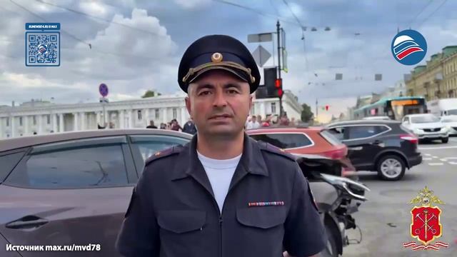 Момент ДТП попал на видео: 2 легковушки сбили пешеходов на Невском проспекте в Петербурге