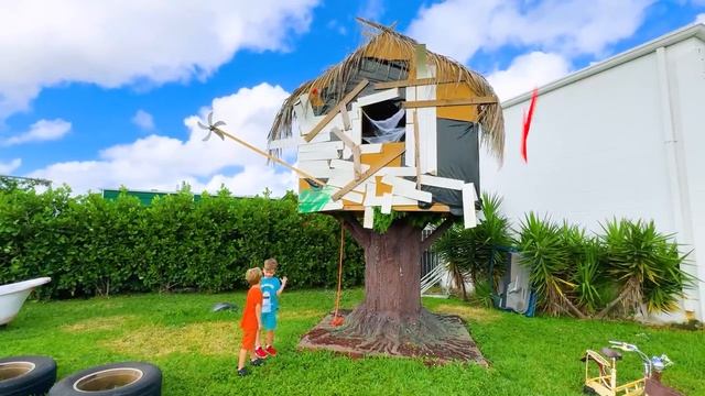 Крис и Челлендж с игрушечными ракетами для детеи