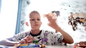 Пробую шесть батончиков и оцениваю их