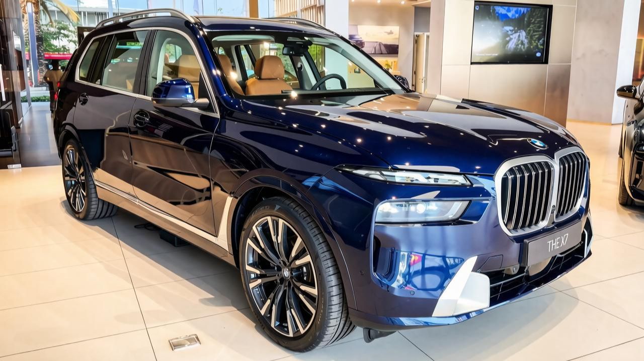 BMW X7 M Sport 2026 года в синем цвете — роскошный внедорожник. Обзор автомобилей