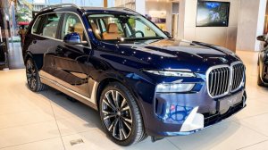 BMW X7 M Sport 2026 года в синем цвете — роскошный внедорожник. Обзор автомобилей