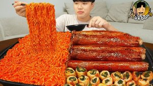 МУКБАНГ — Острый рамён, хрустящие говяжьи кишки на гриле и кимчи