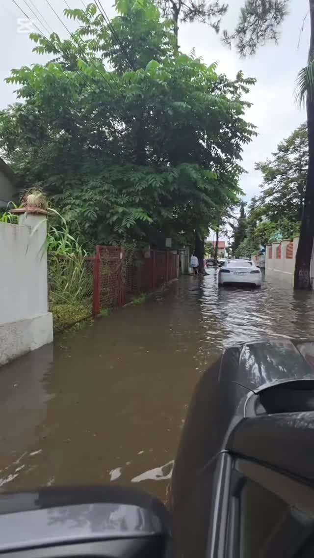 Настоящий потоп на улицах курортного поселка в Грузии