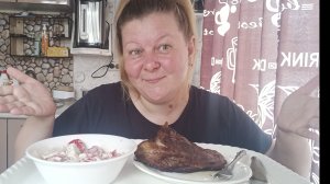 мукбанг/ мясо жареное/ салат овощной/
