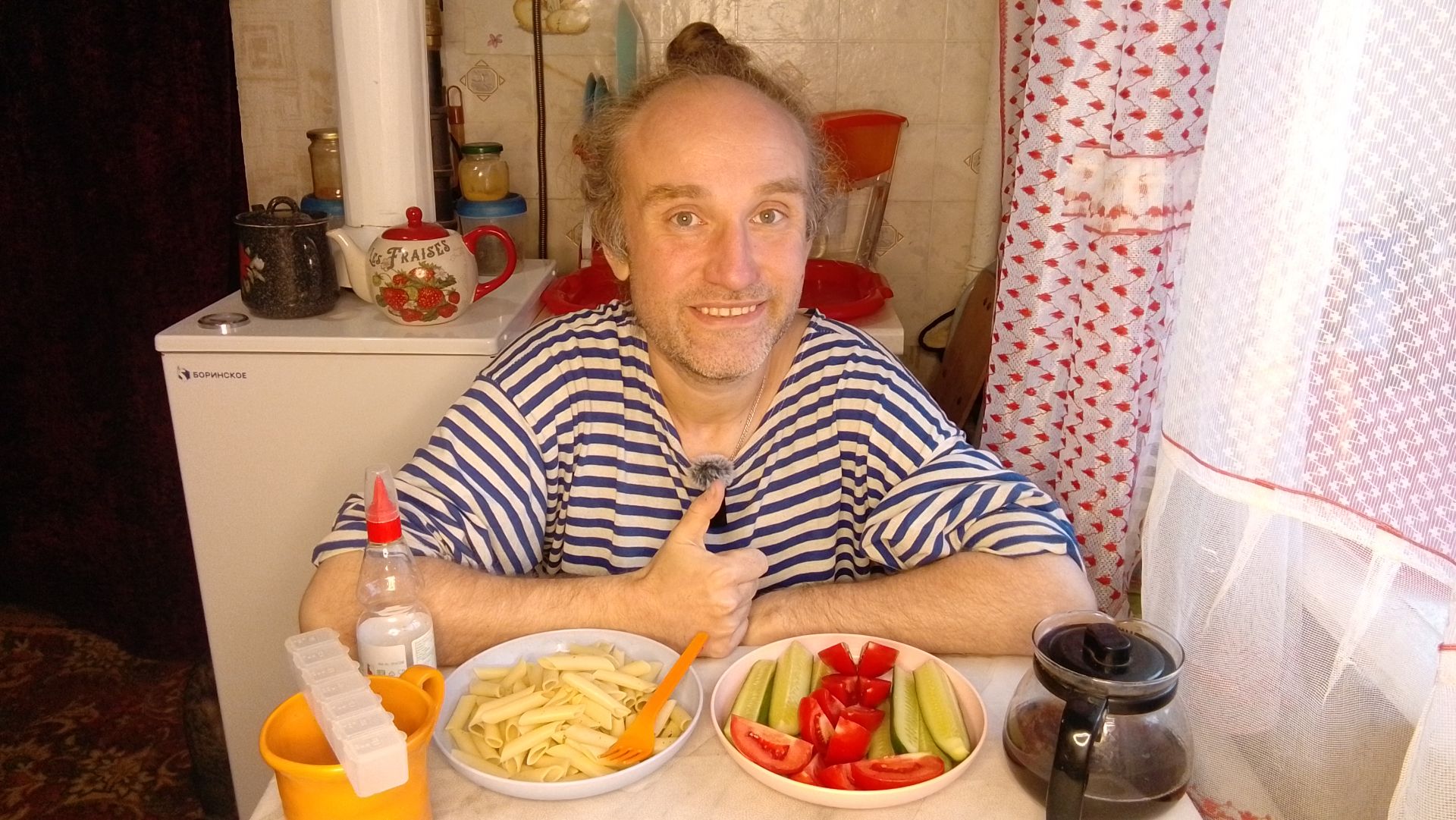 Обед с котями. Не полезные макарошки 100 лет не ел. Мукбанг. Обжор. Еда на камеру. Диета. Шизофрения