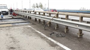 НА ОКТЯБРЬСКОМ МОСТУ И СЕМАФОРНОЙ ПОМЕНЯЛИ СХЕМУ ДВИЖЕНИЯ