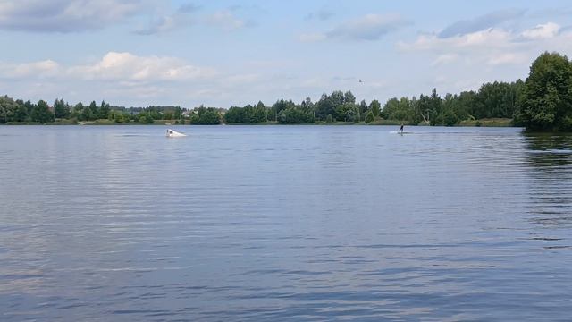 Эпичное падение после прыжка на водных лыжах с трамплина на водоеме Байкал