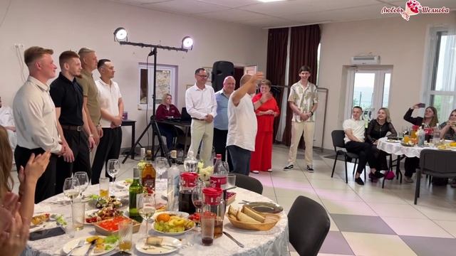 Конкурс на свадьбе | «В шумном зале ресторана» | Повторяют движения из песни