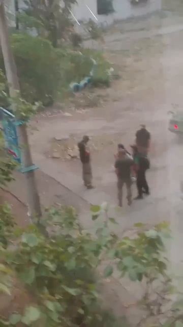 В Каменском женщина стала на колени перед военнослужащим ЗСУ, чтобы они не мобилизировали её супруга