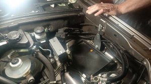 Нива Трэвэл 1.8. Ржавчина под аккумулятором у новой машины.